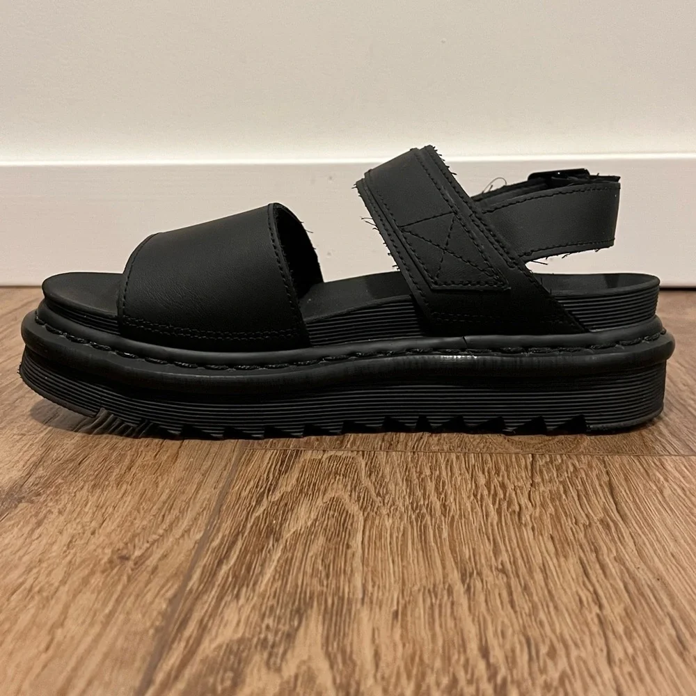 DR. MARTENS VOSS WOMEN'S LEATHER STRAP
SANDALS / BLACK / SIZE 7 - Picture 13 of 16